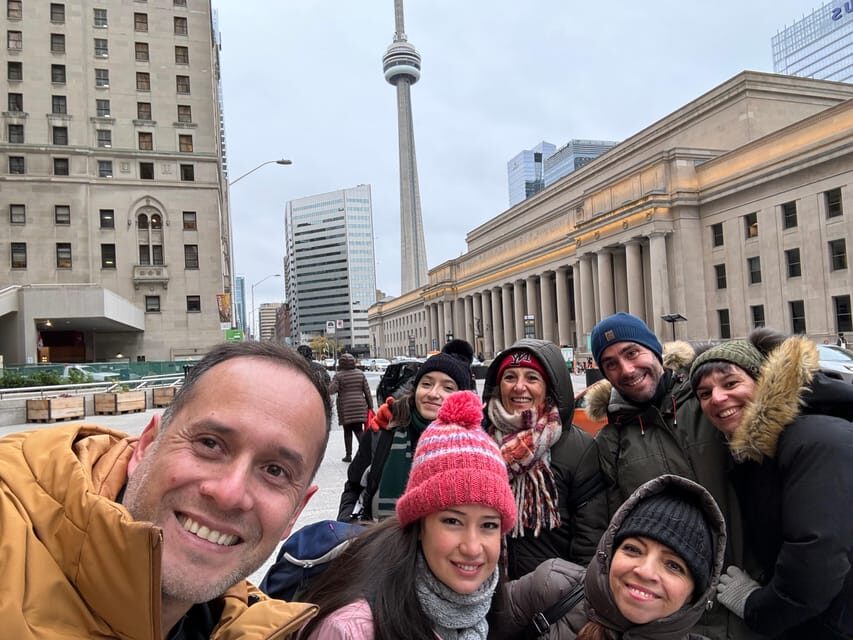 Downtown Toronto: Walking tour experience. English/Spanish - Graffiti Alley: Street Art with Opinions