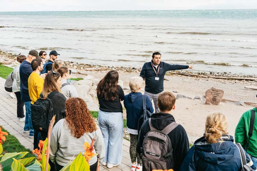 Toronto: Falls Day Tour with Boat Cruise & Niagara-the-Lake - The scenic drive plus guided photo stops: turning a road trip into sightseeing