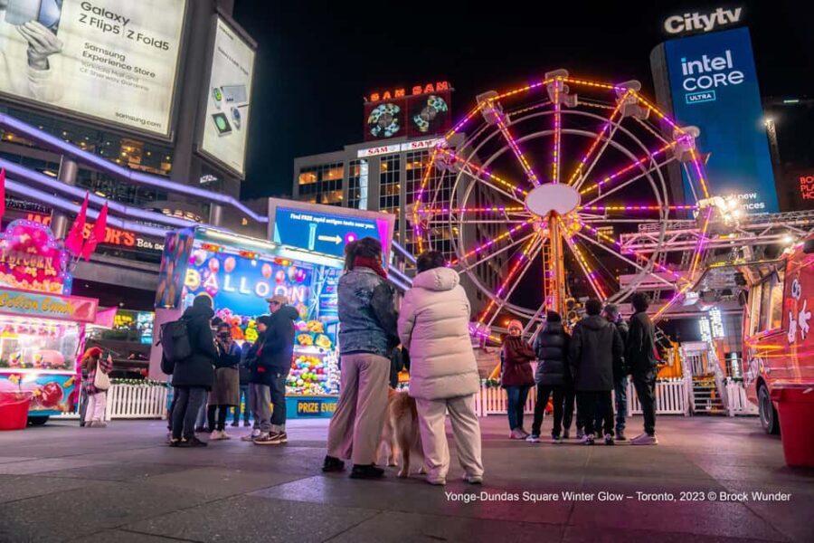 Toronto: Festive Lights Bus Tour - The 75–90 minute loop through downtown highlights