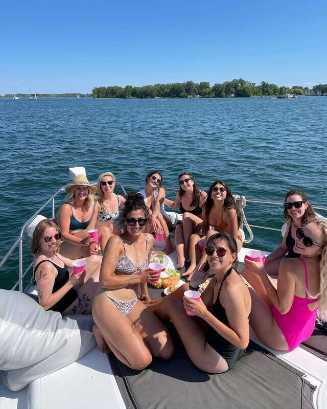 Toronto: Private Luxury Yacht Sightseeing Cruise & Prosecco - Toronto Islands and Gibraltar Point Lighthouse: The scenery beyond the skyline