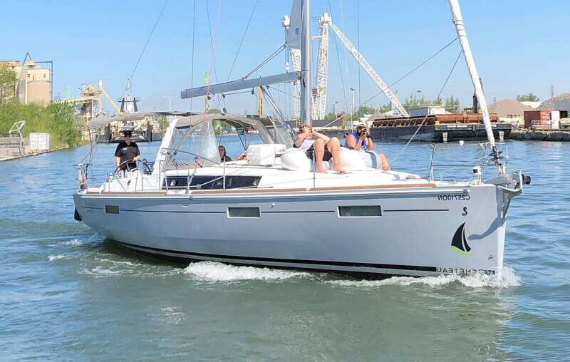 Toronto: Sailing Yacht Cruise of Toronto Harbor and Islands - Weather, Bare Feet, and What to Pack for a Lake Ontario Sail