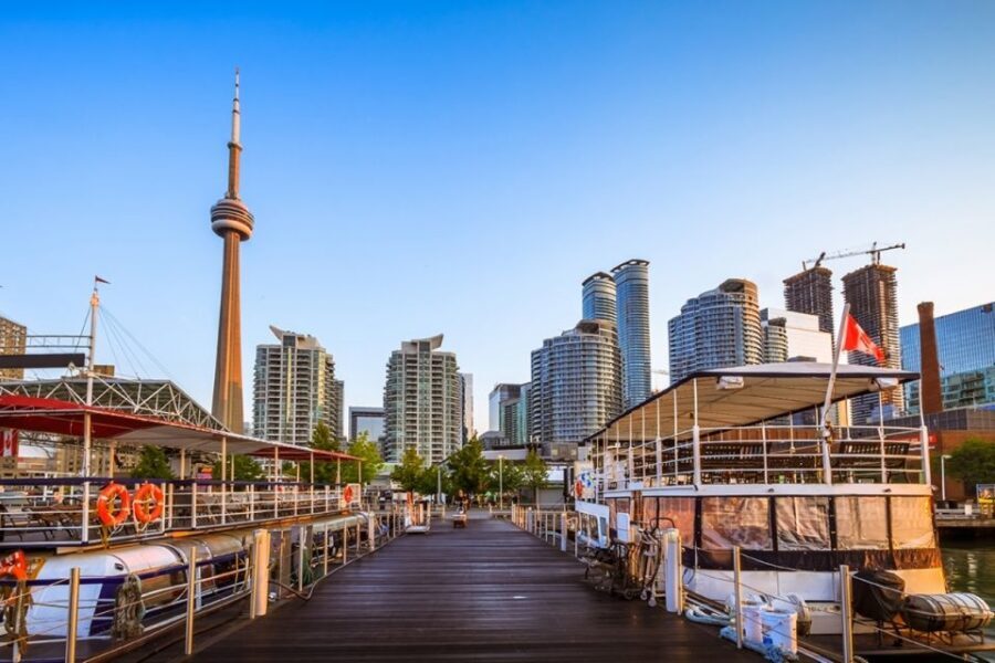 Toronto: Shuttle Transfer Between Downtown and Niagara Falls - Getting Picked Up in Downtown Toronto (and Not Thinking About Transit)
