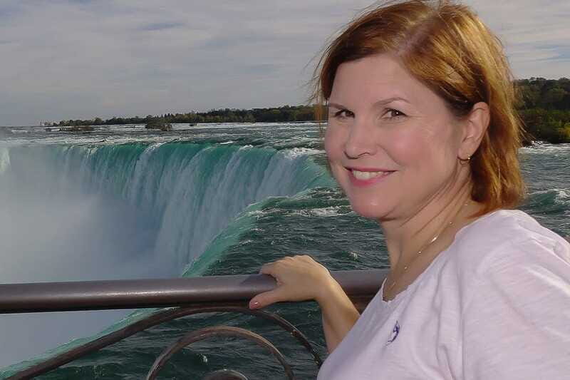 Toronto: Splendours of Niagara Falls Small Group Tour w/Boat - Arriving at Niagara Falls: skip the chaos where you can