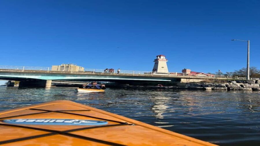 Toronto:2-Hour Single Kayak Rental - Two Hours on Lake Ontario: Calm Paddling with a Toronto Skyline Finish